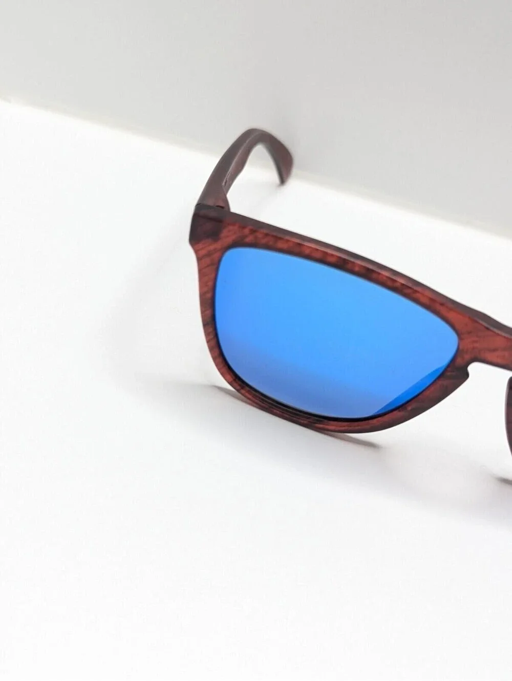 Oakley Frogskins Sunglasses 009013-B755 5517 133 Matte Red Woodgran Frames Sapph